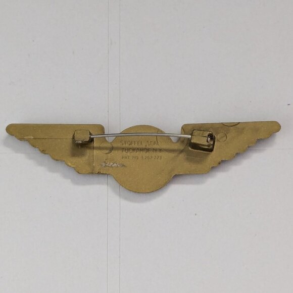 Vintage STOFFEL SEALS Delta Airlines Wings Aviation Kids Pin - Picture 3 of 4